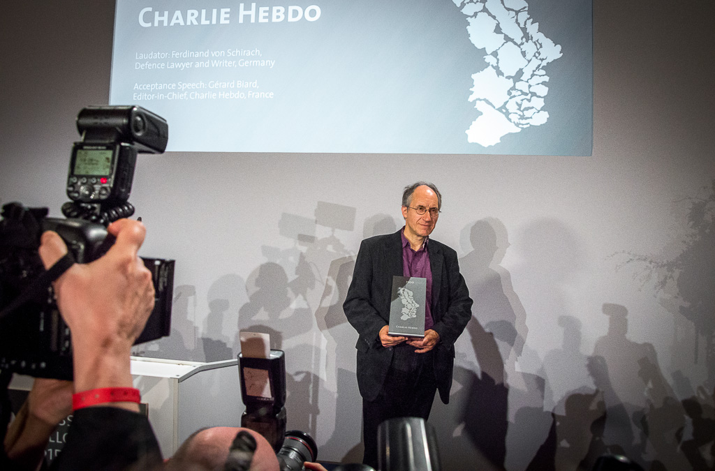 Gérard Biard mit M100-Sanssouci Media Award | © Foto: Jörg Wagner